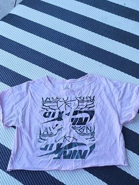 Nike Lilac Short-Sleeve Graphic Cropped Tee